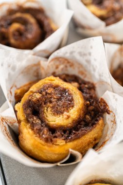 Kaval çantasındaki krem peynirli kremayla mayasız tarçınsız çörekleri süslüyor..