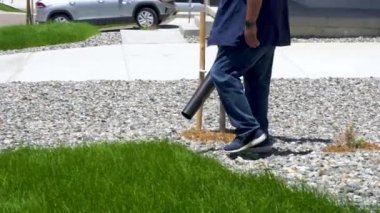 Castle Rock, Colorado, ABD-25 Haziran 2023 'te bir banliyö evinde, yemyeşil bir çim biçme makinesi titizlikle biçilir, iyi manikürlü ve davetkar bir açık hava alanı yaratır..