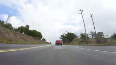 Santa Maria, California, ABD-6 Aralık 2022-Araç bulutlu bir kış gününde Morro Bay, Kaliforniya sokaklarında dolaşır. Hava karamsar ve sakin bulutlu bir gökyüzü gibi