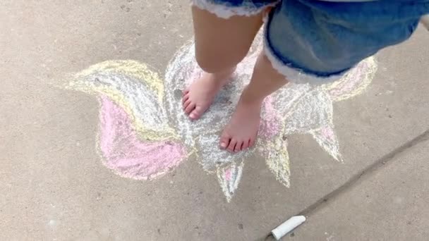 Egy Kislány Krétaművészetet Rajzol Egy Kertvárosi Felhajtón Egy Nyári Napon — Stock videók