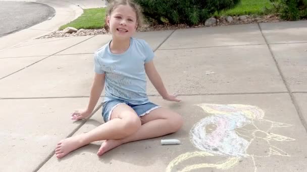 夏の日に郊外のドライブウェイでチョークアートを描く女の子 — ストック動画