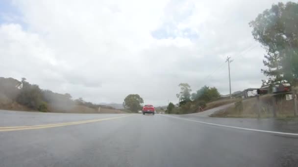 마리아 캘리포니아 2022 차량은 캘리포니아 베이의 거리를 탐색합니다 캐스트 하늘이 — 비디오