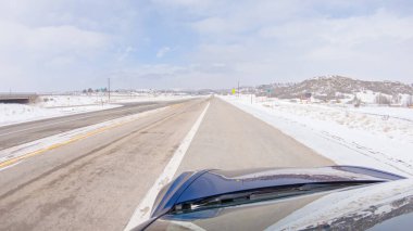 Kış sonrası fırtınada önden giden bir yol huzurlu bir sürüş sunuyor. Etrafı karla kaplı olan manzara, huzurlu ve resimsel çevreye katkıda bulunarak, sürüş gücünü artırıyor.