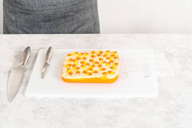 Küçük parçalar kesmek için kağıt şablonu kullanarak mısır şekeri toplamak.