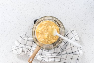 Düz yatıyordu. Beyaz çikolata parçacıkları ve diğer malzemeleri kaynamış suyun üzerine karıştırıp beyaz çikolatalı fındıklı fındıklı çikolata hazırlıyorum..