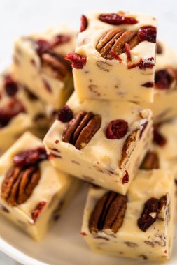 Beyaz seramik tabakta ev yapımı beyaz çikolatalı fındıklı şekerleme parçaları..