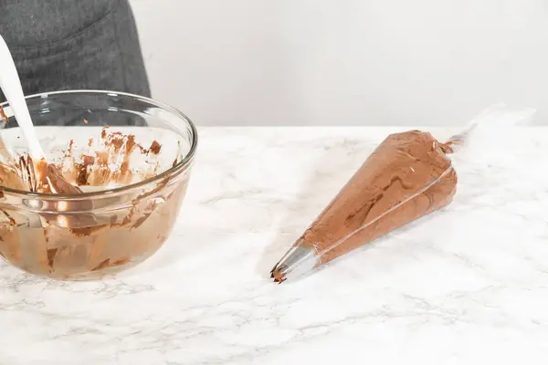 Chokladglasyren Överförs Försiktigt Till Rörpåse Redo Att Pryda Läckra Muffins — Stockfoto