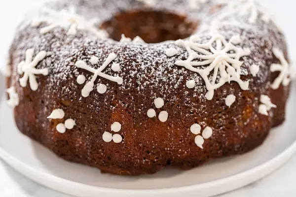 Gingerbread Bundt Cake Caramel Filling Buttercream Frosting Powdered Sugar Dusting — Stock Photo, Image