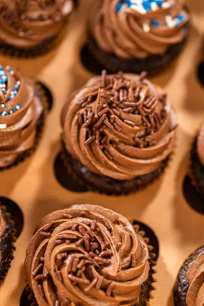 Preparando Para Compartilhar Deliciosos Cupcakes Chocolate Passo Final Envolve Embalá — Fotografia de Stock