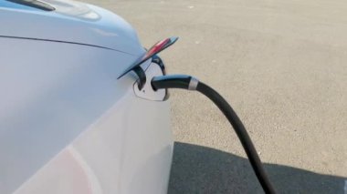 Baker, California, ABD-3 Aralık 2022-Gün boyunca Tesla bir süper şarj istasyonunda yüksek hızlı şarj altyapısını uygun ve verimli bir şekilde kullanan bir Tesla aracı görüldü.