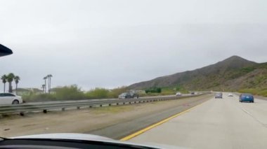 Los Angeles, California, ABD-4 Aralık 2022-POV Yolu 101. Rincon Sahili yakınlarında kasvetli, bulutlu bir kış günü.