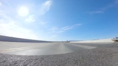 HWY 15, California, ABD-3 Aralık 2022 Nevada 'dan Kaliforniya' ya bir yolculuğa çıkan, gün içinde 15. otoyolda araba kullanan eyaletler arasında manzaralı manzaralar ve heyecan verici bir yolculuk sunuyor..