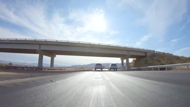 美国加利福尼亚州Hwy 2022年12月3日美国加利福尼亚州Hwy 从内华达州到加利福尼亚州的公路旅行中 白天驾车行驶在15号公路上 提供了风景秀丽的风景和各州之间令人兴奋的旅行 — 图库视频影像