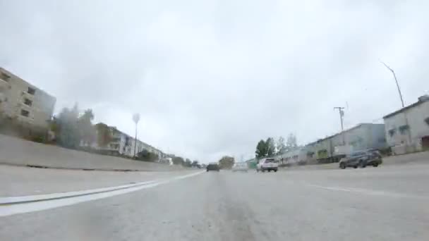 美国加利福尼亚州洛杉矶 2022年12月4日 在一个下着雨的冬日 驾驶着Hwy 134在加利福尼亚州洛杉矶附近行驶 通过雨伞捕捉大气 增加了一个独特的 — 图库视频影像