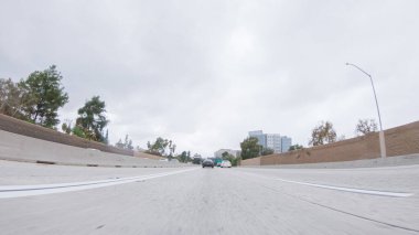 Los Angeles, California, ABD-4 Aralık 2022-POV yağmurlu bir kış günü, Los Angeles, Kaliforniya yakınlarındaki HWY 134 'te sürerken, yağmur damlalarıyla kaplı lensler aracılığıyla atmosferi yakalar ve benzersiz bir ekleme yapar.