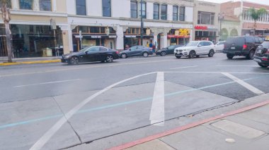 Pasadena, California, ABD-4 Aralık 2022 - Kasvetli bir kış gününde Pasadenas şehir merkezinde tarihi, ağaçlarla kaplı sokaklar sakin ve kasvetli bir atmosferle kaplanır.