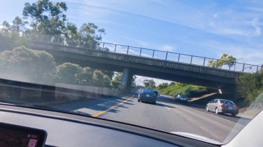 Los Angeles, California, ABD-4 Aralık 2022 HWY 101 'de Santa Barbara, California yakınlarında yol bulutlarla kaplanarak, hala kasvetli bir atmosfer yaratıyor.