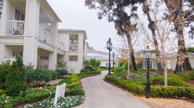 Los Angeles, Kaliforniya, ABD-4 Aralık 2022-POV-Kasvetli bir kış gününde sakin bir yürüyüş, Kaliforniya 'daki Miramar Plajı boyunca uzanan zarif Rosewood Oteli' nde gerçekleşir. Şey...