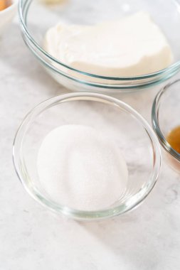 Krem peyniri doldurmak için cam karıştırma kabında ölçülmüş malzemeler..