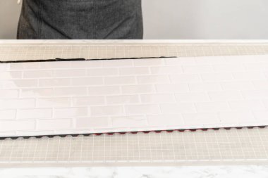 Kabuk soyma ve köpük tahtaya mozaik fayanslar yapıştırma sürecinde, yemek fotoğrafçılığı stüdyolarını estetik olarak geliştirmek için mükemmel..