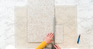 Kabuk soyma ve köpük tahtaya mozaik fayanslar yapıştırma sürecinde, yemek fotoğrafçılığı stüdyolarını estetik olarak geliştirmek için mükemmel..