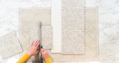 Kabuk soyma ve köpük tahtaya mozaik fayanslar yapıştırma sürecinde, yemek fotoğrafçılığı stüdyolarını estetik olarak geliştirmek için mükemmel..