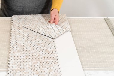 Kabuk soyma ve köpük tahtaya mozaik fayanslar yapıştırma sürecinde, yemek fotoğrafçılığı stüdyolarını estetik olarak geliştirmek için mükemmel..