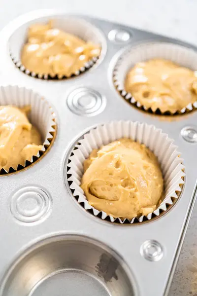 Scooping Cupcake Batter Dough Scoop Baking Cupcake Pan Liners Bake — Stock Photo, Image