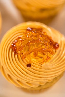 Mutfak tezgahında taze pişmiş dulce de leche cupcake..