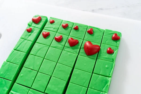 Decorar Piezas Cuadradas Dulce Verde Con Corazones Rojos Chocolate — Foto de Stock