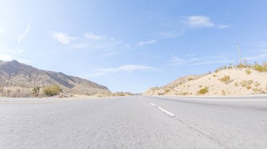 Nevada 'dan Kaliforniya' ya bir yolculuğa çıkmak, 15. Otoyol 'da sürmek, manzaralı manzaralar ve eyaletler arasında heyecanlı bir yolculuk sunuyor..