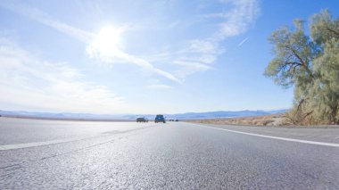 Nevada 'dan Kaliforniya' ya bir yolculuğa çıkmak, 15. Otoyol 'da sürmek, manzaralı manzaralar ve eyaletler arasında heyecanlı bir yolculuk sunuyor..