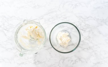 Düz yatıyordu. Amerikan bayrağı mini keklerini süslemek için tereyağlı kremayı poşetlere aktarıyorum..