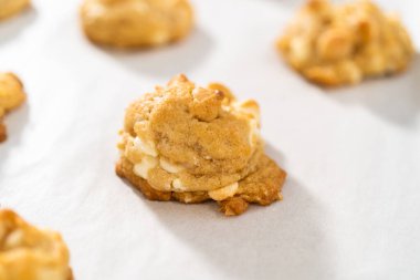 Mutfak tezgahında taze pişmiş beyaz çikolata fındığı..