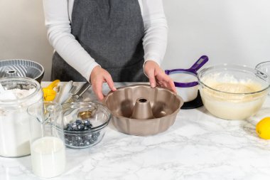 Dikkatli bir şekilde sebze kısaltmayı kek tepsisine uygula, yumuşak, yapışmaz pişirme deneyimini garantiye al.