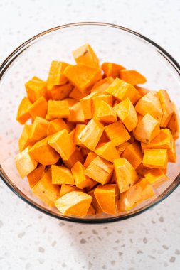 Fırında kızartılmış tatlı patates yapmak için baharatlı küp tatlı patates..