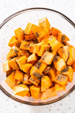 Fırında kızartılmış tatlı patates yapmak için baharatlı küp tatlı patates..