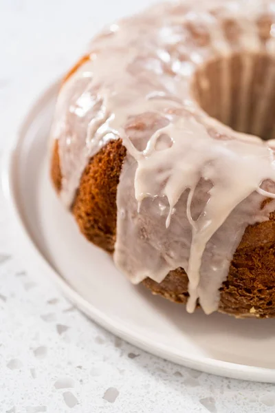 Freshly Baked Simple Vanilla Bundt Cake White Glaze Serving Plate — Stock Photo, Image