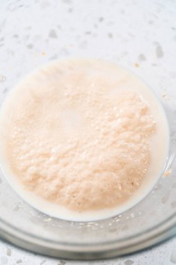 Bardaktaki kuru mayayı aktifleştirip karıştırarak naan dippers pişiriyorum..