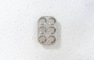 Düz. Mutfak tezgahına küçük bir kek tabağı boşalt..