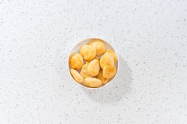 Düz yatıyordu. Beyaz bir tabakta ev yapımı naan dippers servis ediyorum..