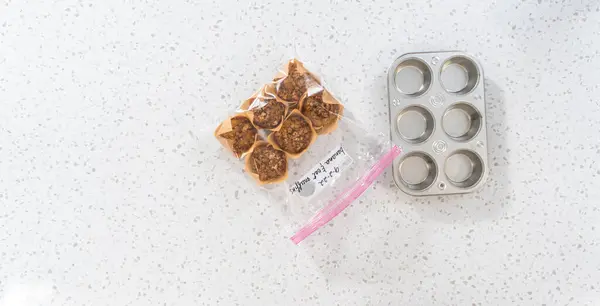 Deitado Preparação Refeições Embalagem Muffins Aveia Banana Plástico Volta Para — Fotografia de Stock