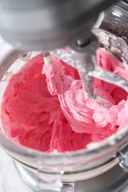 Mutfaktaki elektrikli mikserin içeriğini karıştırıp tereyağlı krema yapıyorum..