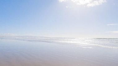 Pismo Sahili, kış günlerinde oldukça boş. Geniş kumlu sahili ve dalgaların rahatlatıcı sesleriyle huzurlu ve huzurlu bir atmosfer sunuyor..