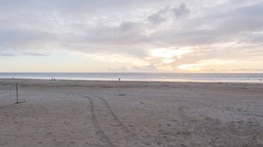 Güneş batarken Pismo Sahili, içi boş, kumlu kumlu, altın renklerle dolu büyüleyici bir kış harikalar diyarına dönüşüyor. Dalgaların huzur veren sesleri,