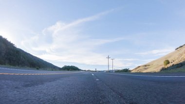 Güneşli bir kış gününün güzelliğiyle Las Cruces yakınlarındaki HWY 1 'de gezinen Kaliforniya, berrak mavi gökyüzünün arka planına karşı fevkalade kıyı manzarası sunuyor..