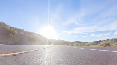 Güneşli bir kış gününün güzelliğiyle Las Cruces yakınlarındaki HWY 1 'de gezinen Kaliforniya, berrak mavi gökyüzünün arka planına karşı fevkalade kıyı manzarası sunuyor..