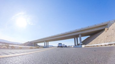 HWY 15, California, ABD-3 Aralık 2022 Nevada 'dan Kaliforniya' ya bir yolculuğa çıkan, gün içinde 15. otoyolda araba kullanan eyaletler arasında manzaralı manzaralar ve heyecan verici bir yolculuk sunuyor..