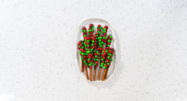 Denver, Colorado, ABD-18 Aralık 2022-Flat lay. Beyaz servis tabağında çikolata kaplı krakerler..