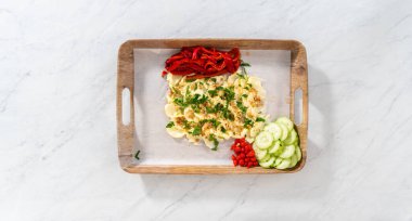 Düz yatıyordu. Vejetaryen parti tereyağı tahtası hazırlamak için servis tepsisinde taze sebze turşusu hazırlamak..